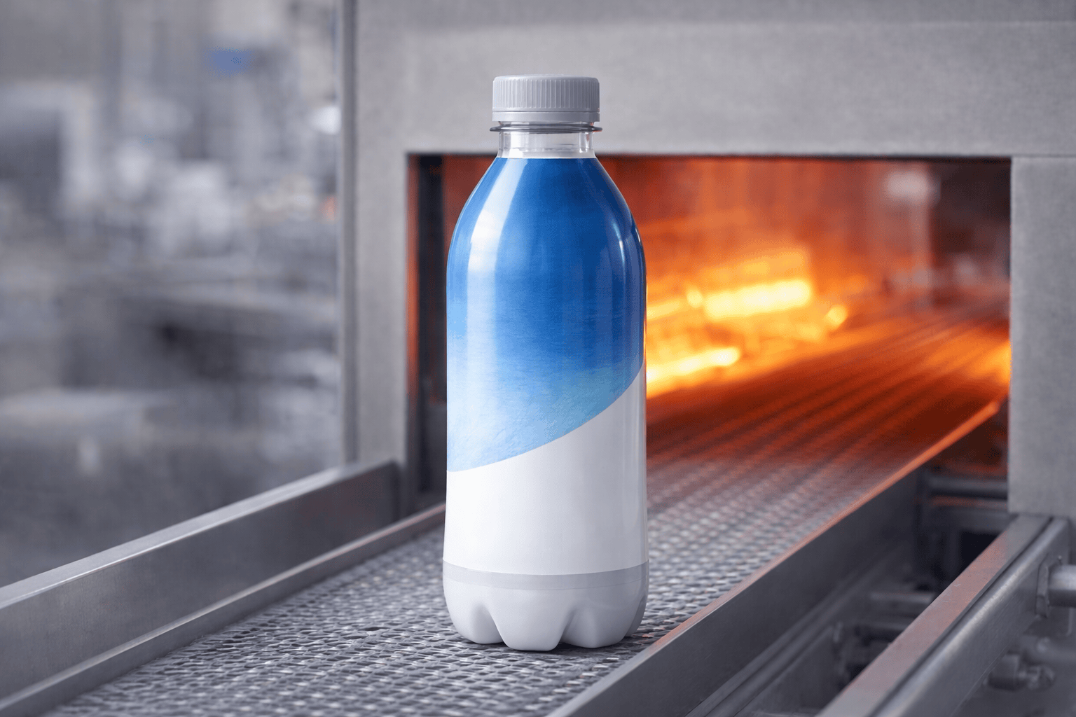 Envases entrando en túnel de calor para retracción de sleeve