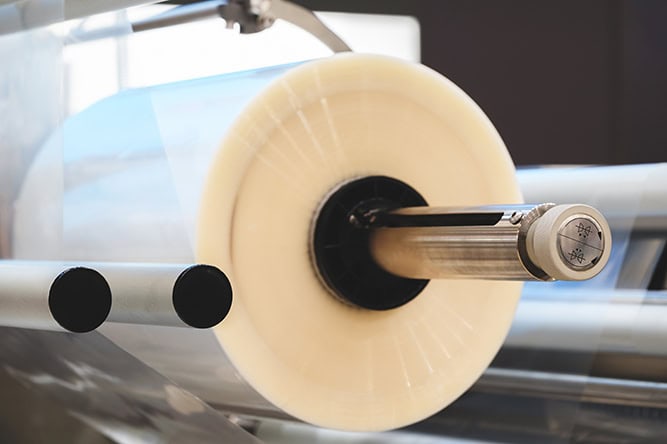 Envases entrando en túnel de calor para retracción de sleeve