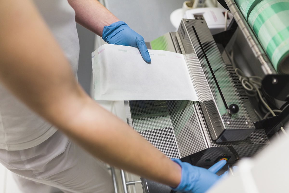 Proceso de celofanado de estuches con film transparente