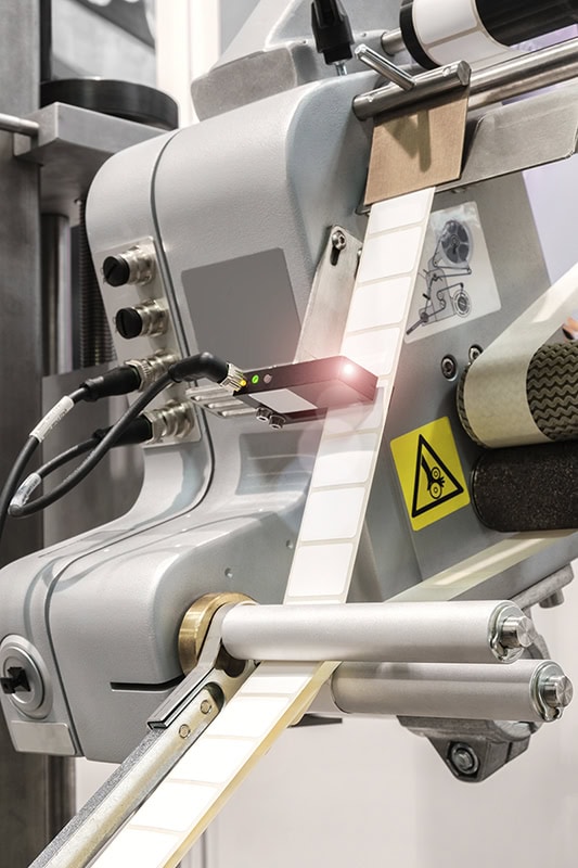 Proceso de etiquetado industrial en línea de producción